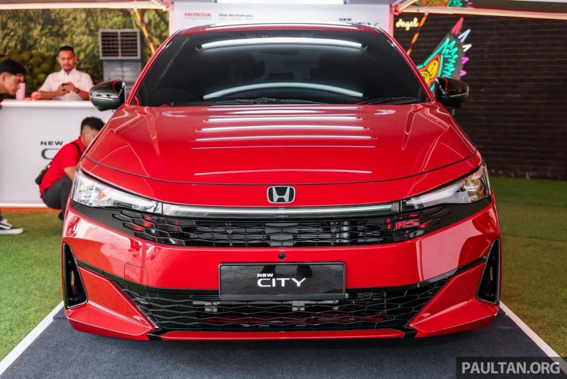 Honda City RS Facelift 2026 màu trắng nhìn trực diện, thiết kế đầu xe thể thao