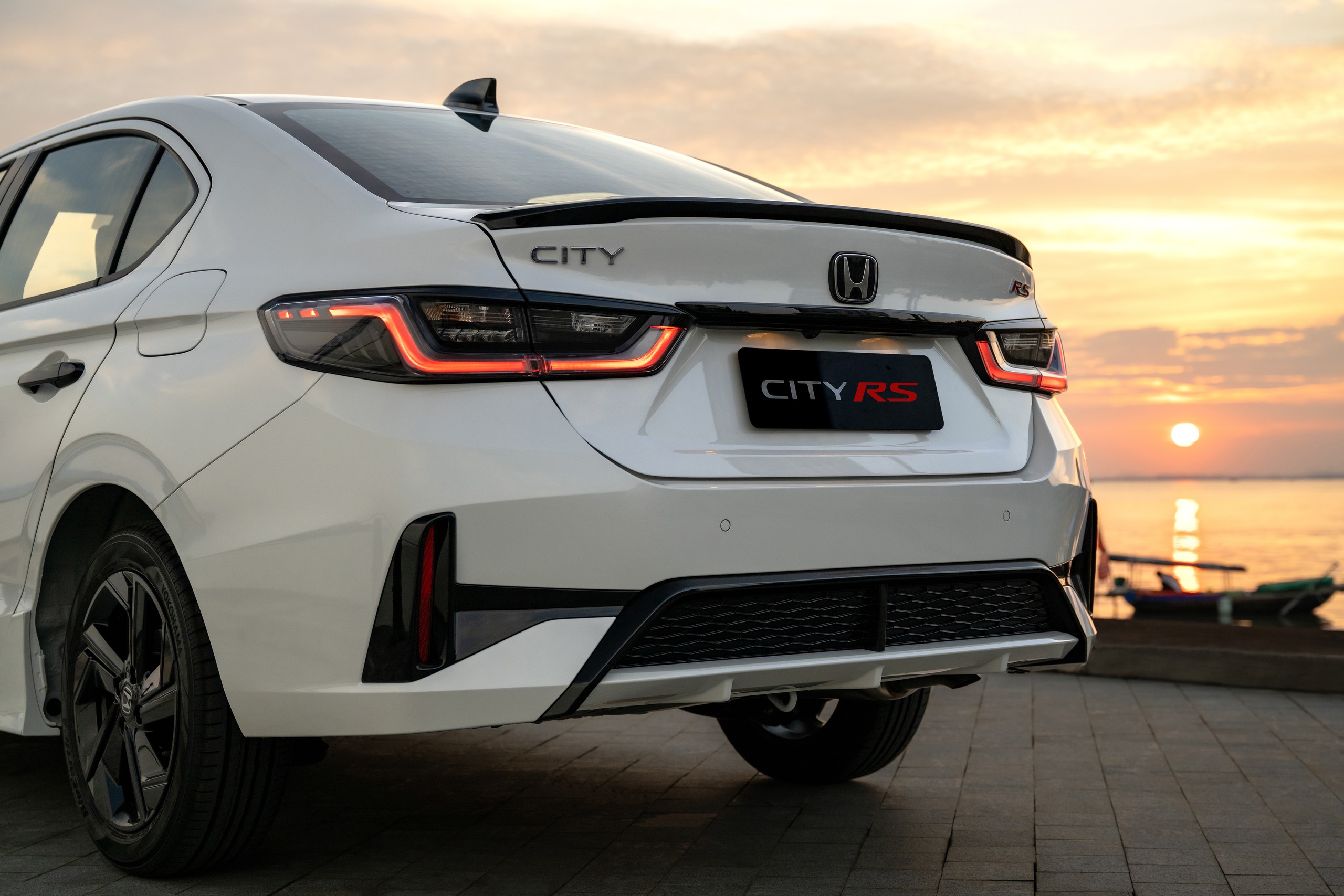 Honda City RS màu trắng nhìn từ phía sau, cụm đèn hậu và thiết kế đuôi xe
