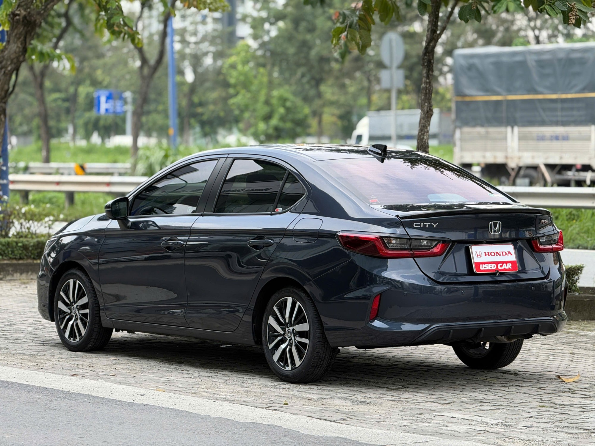 Honda City RS 2022 màu xanh góc sau