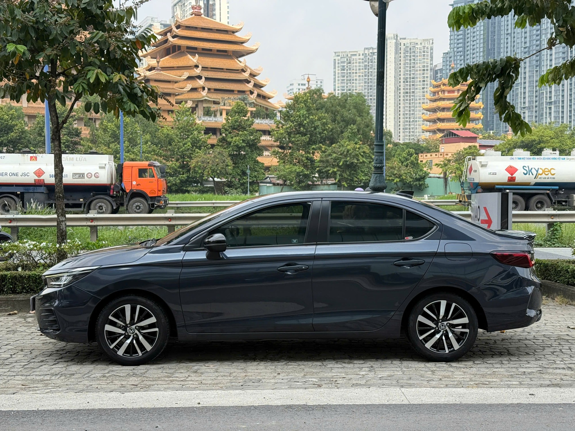 Honda City RS 2022 màu xanh nhìn ngang toàn xe