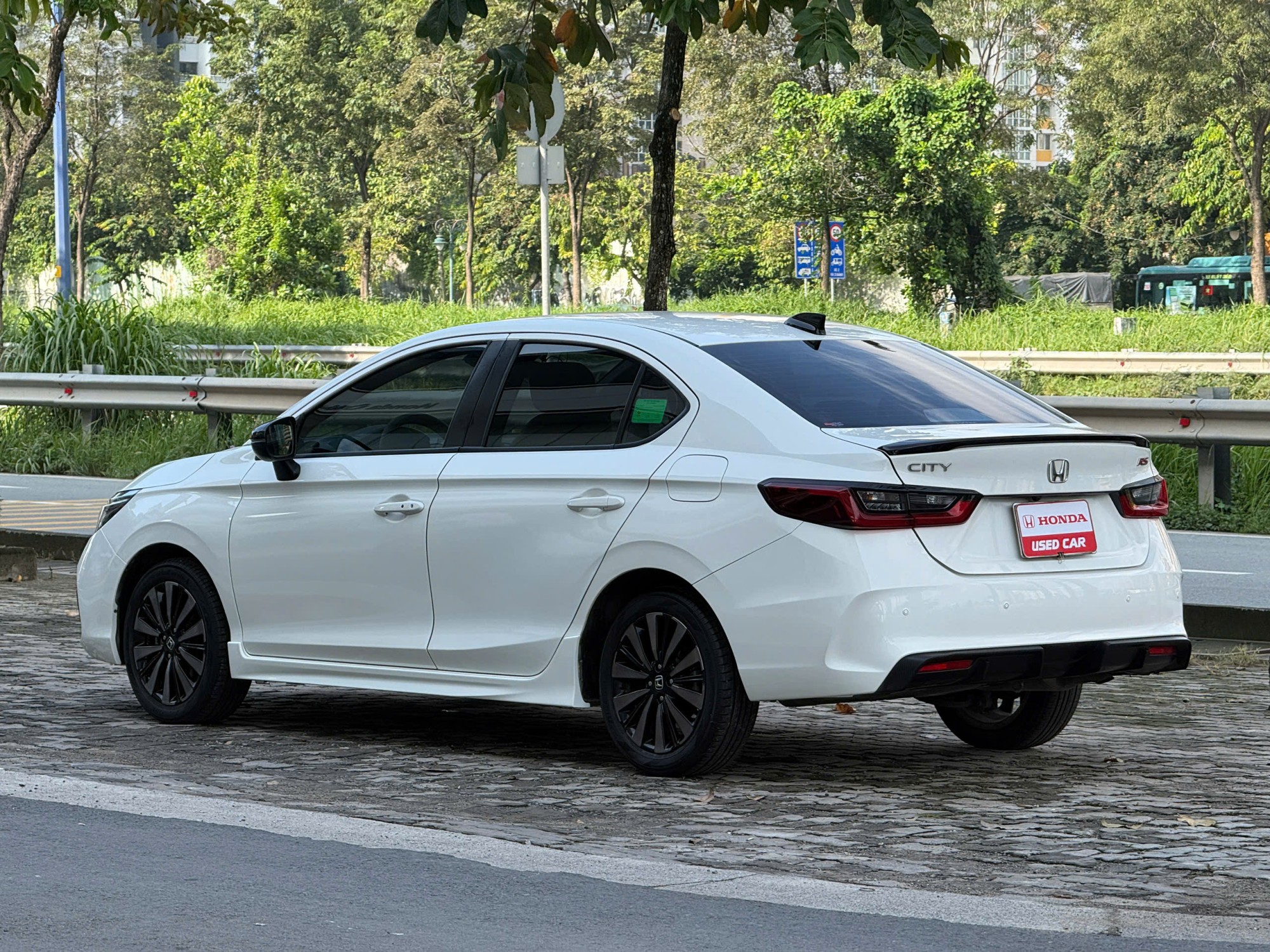 Honda City RS 2023 màu trắng góc sau
