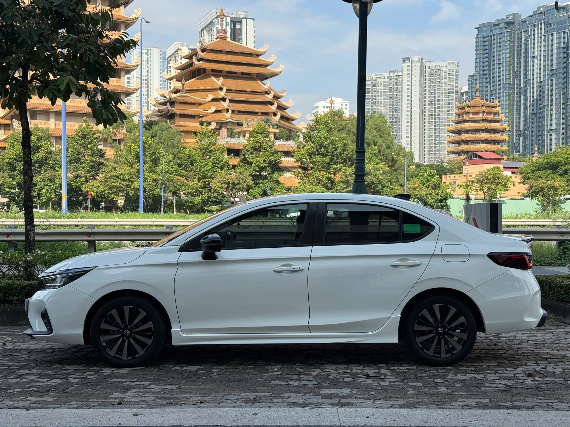 Honda City RS 2023 màu trắng nhìn ngang toàn xe